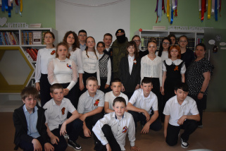 Стоит на страже солдат