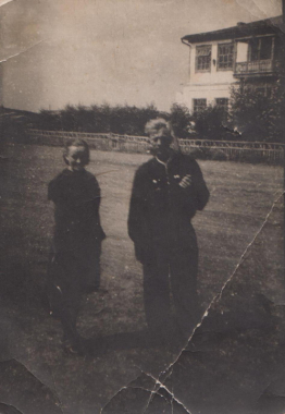 На фоне Кочковской средней школы Андреева И. И. и её муж Андреев Н. Д. 1956 г. с. Кочки